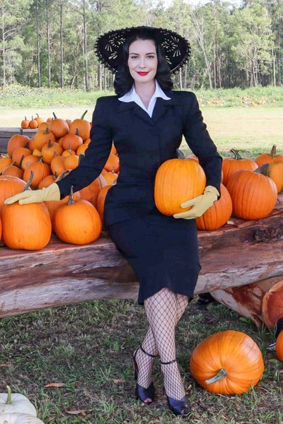 Victory Suits & Velvet Hats: Collecting 1940s Fashion