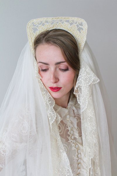 Vintage 1930s Long Veil with Crown and Lace Trim Edge
